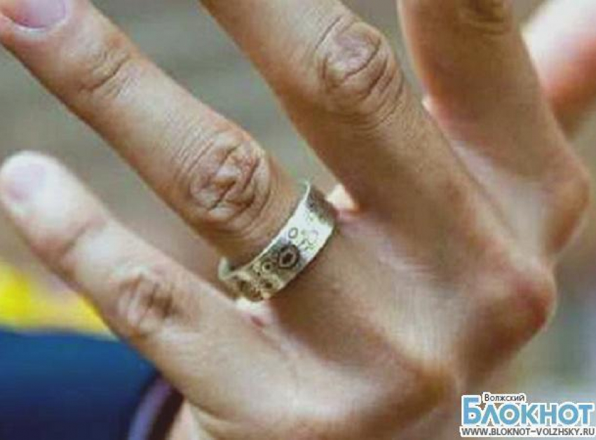 В Волгоградской области мошенник продавал фальшивое обручальное  кольцо