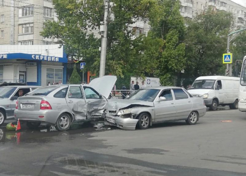 Серьезная авария произошла в Волгограде: о лобовом столкновении сообщили очевидцы