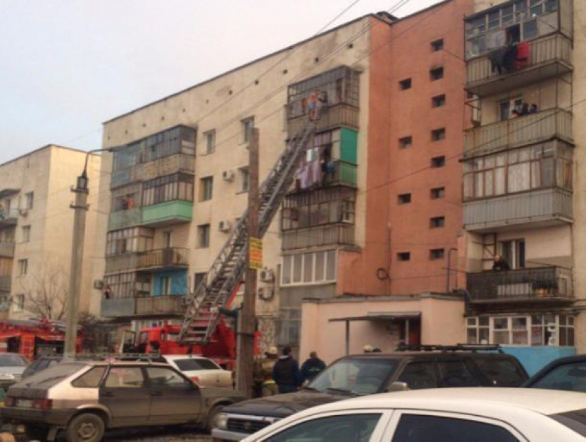 Из-за пожара в Волжском прошла срочная эвакуация жителей многоквартирного дома