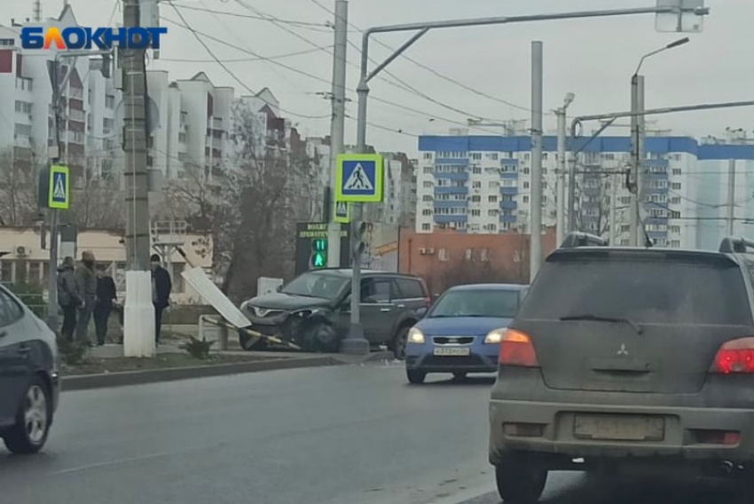 В Волжском иномарка влетела в столб 