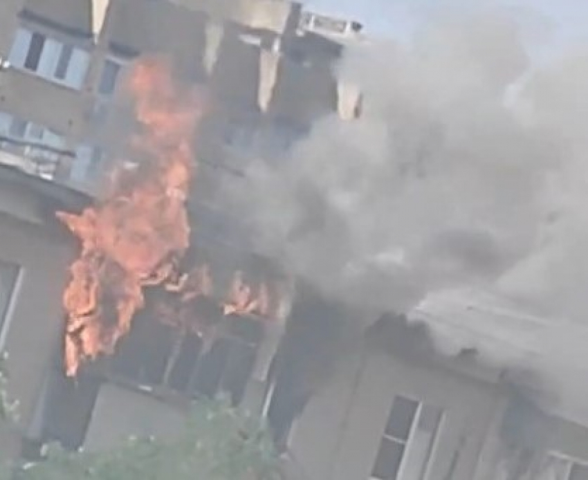 Страшный пожар в квартире пятиэтажного дома в Волжском попал на видео