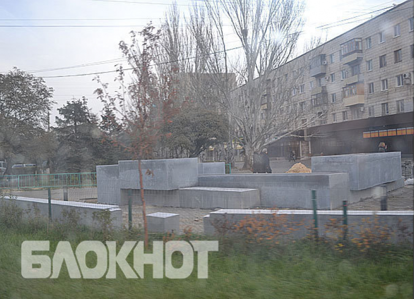 Как только открыли новый сквер в центре Волжского, вандалы изуродовали его надписями