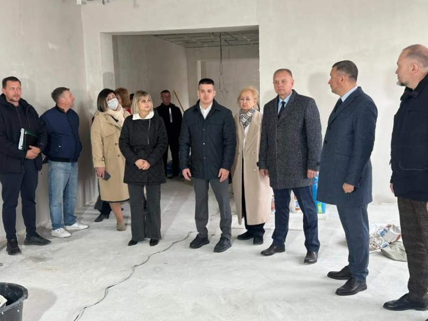 Власти Волжского проверили темпы капремонта школ № 13 и № 32