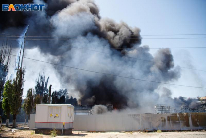 Роспотребнадзор зафиксировал превышение вредных веществ в воздухе во время пожара на нефтебазе в Светлоярском районе