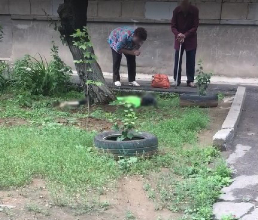Выпала из окна многоэтажки: очевидцы нашли тело женщины в Волжском