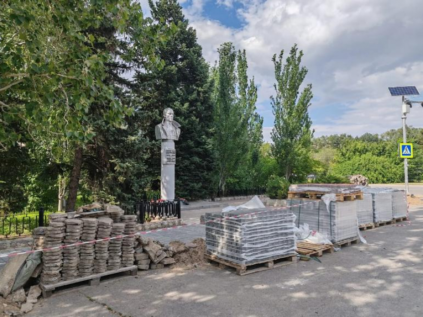 В Волжском обновляют памятник Карбышеву
