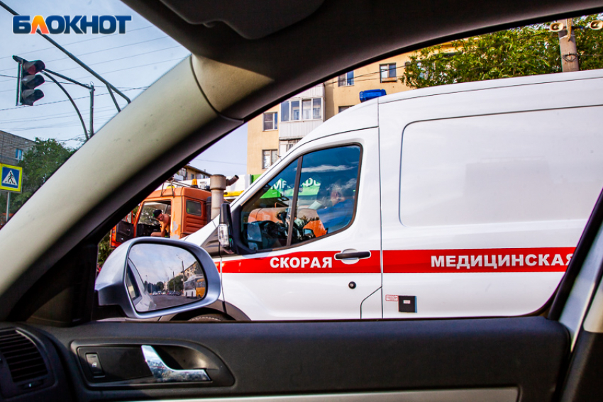 17-летняя девушка госпитализирована с разрывом печени после падения с самоката в Волгограде