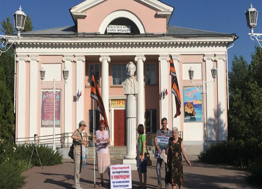 «Не допустим во власть педофила Кармазиновского», – неизвестные повесили плакат под крышей волжского кукольного театра