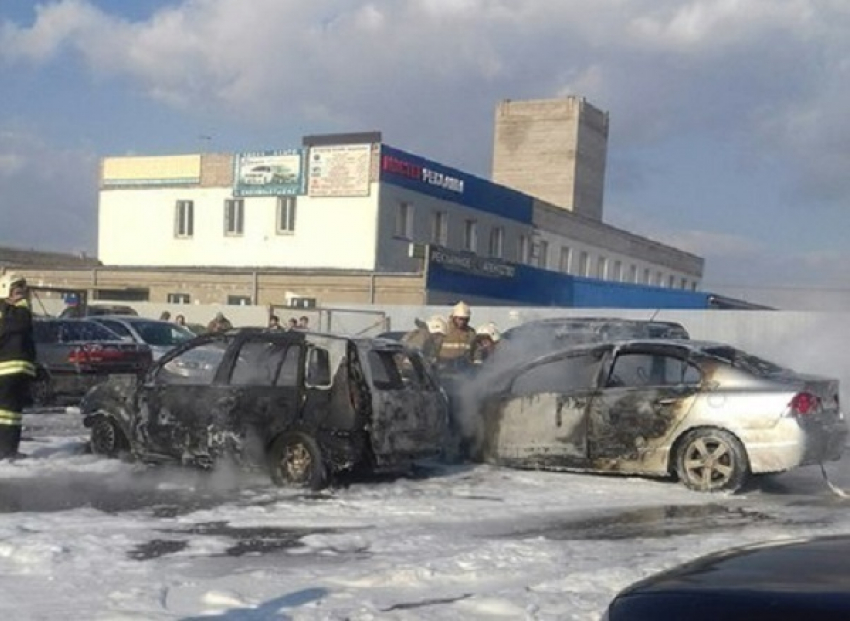 Возле Волжского трубного завода выгорели дотла три иномарки