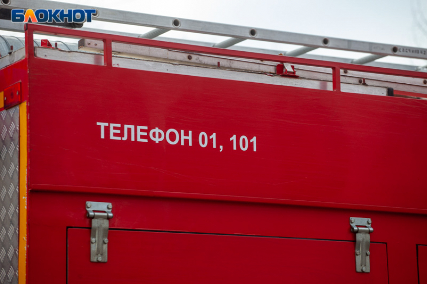 Хозпостройка вспыхнула ночью близ Волжского