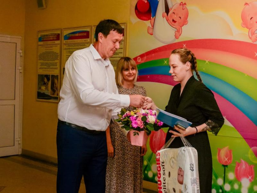 Родившим в День Рождения Волжского выдали подарки 