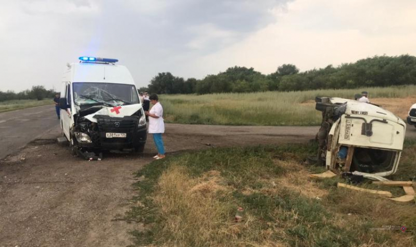 3 человека пострадали в аварии со скорой помощью в Волгоградской области