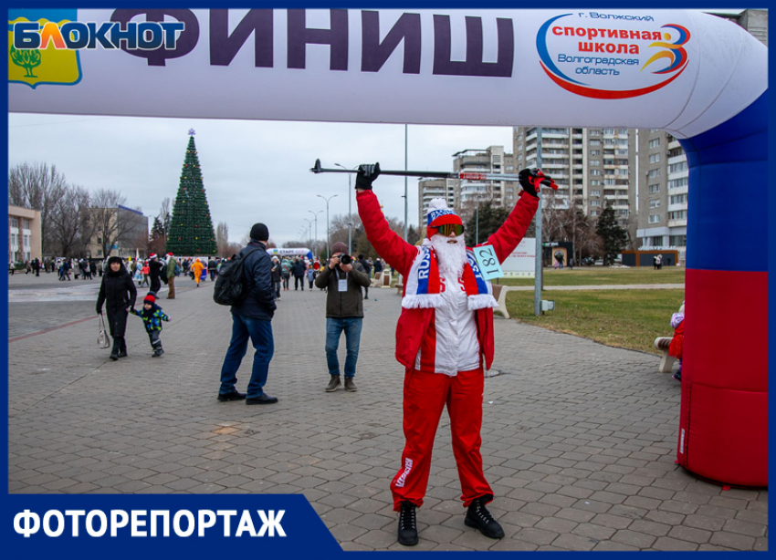 В Волжском состоялся традиционный забег Дедов Морозов 