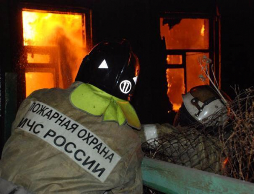 Частный дом вспыхнул из-за брошенной сигареты в Среднеахтубинском районе