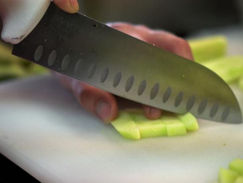 Под Волжским женщина из ревности ударила в живот ножом знакомого