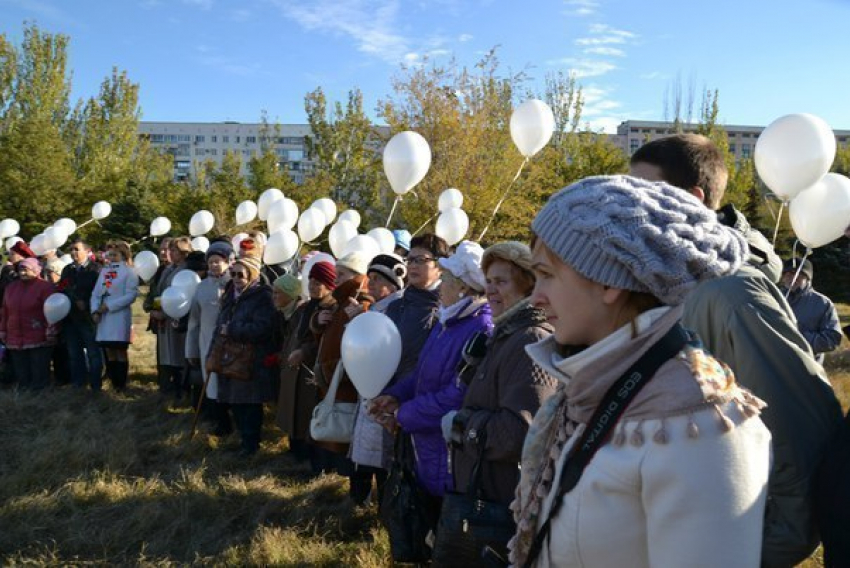Ко Дню памяти жертв незаконных политических репрессий волжане отпустили в небо десятки белых шаров