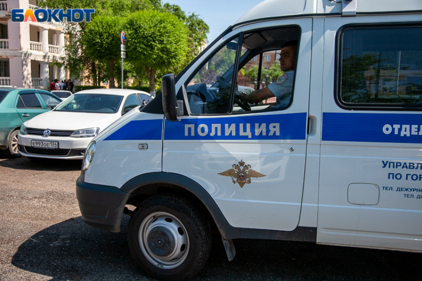 В Волжском безработный мужчина воткнул нож в живот супруге 