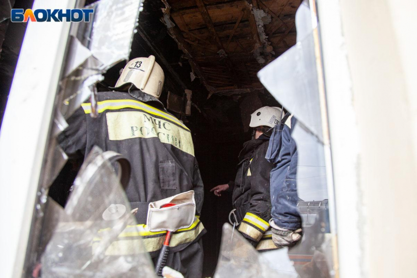 Вынесла на руках уже мертвого ребенка: подробности гибели 2-летней девочки в пожаре под Волгоградом 