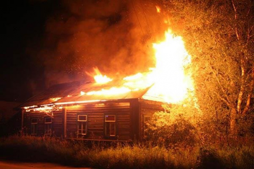 На юге Волгограда при пожаре в частном доме чуть не сгорел 36-летний мужчина