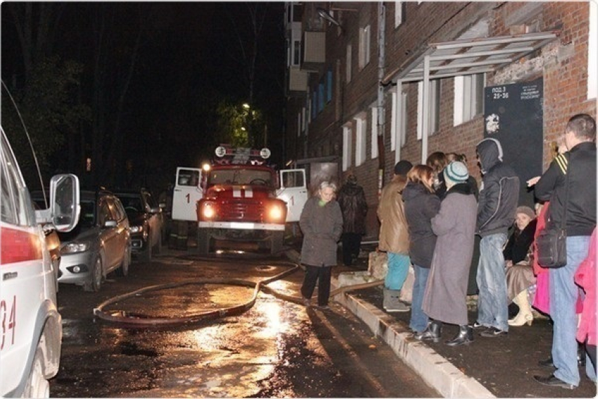В Волжском из-за пожара эвакуировали 20 человек