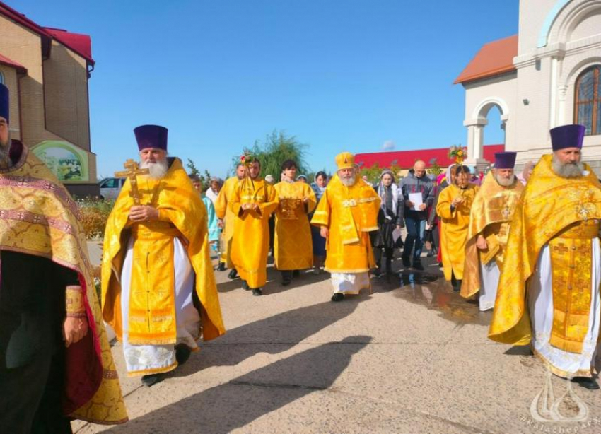 Соборный храм в Волжском отметил престольный праздник