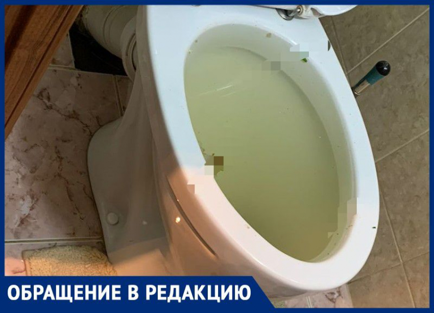 «Устали купаться в фекалиях»: жители дома в Волжском 3 недели не могут добиться ремонта канализации