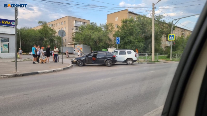 В Волжском у остановки «Стимул» произошла авария: информация от очевидцев