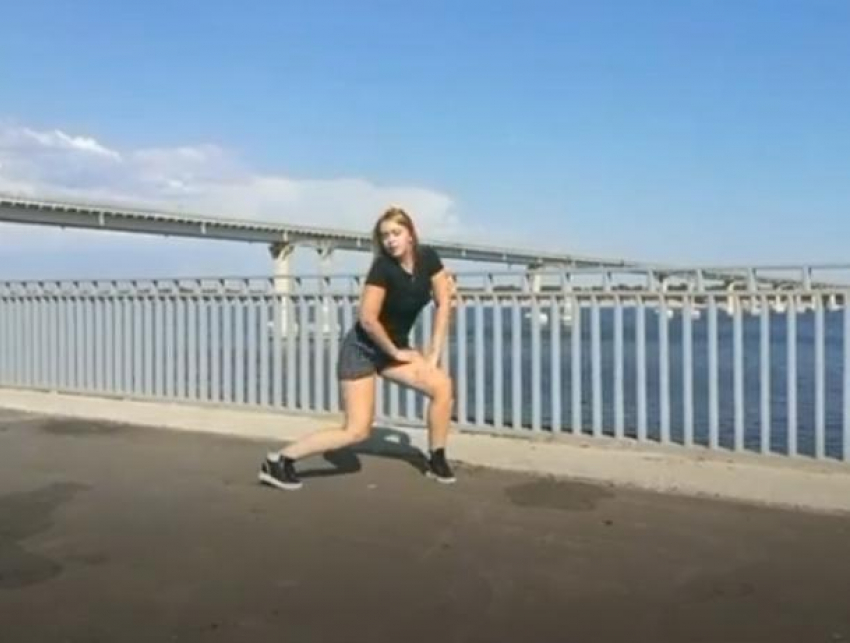 Заводная блондинка устроила попотряс на фоне «танцующего» моста