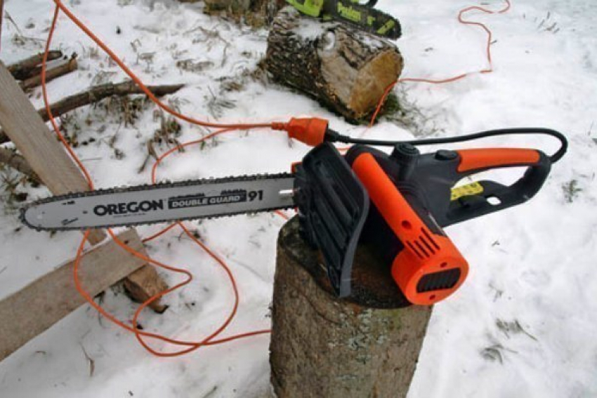 В Краснослободске пенсионер случайно полоснул по ноге электропилой