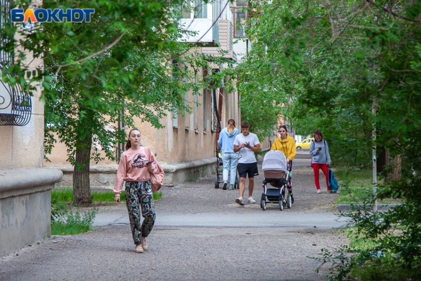 В Волжском неадекватный мужчина напал на детей