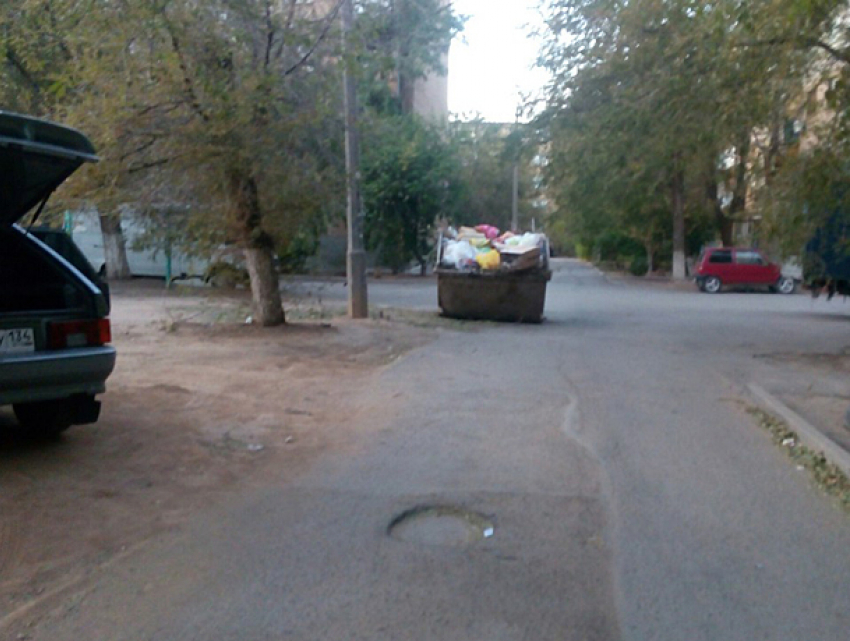 Огромный бункер с мусором перегородил проезжую часть во дворе многоэтажки в Волжском