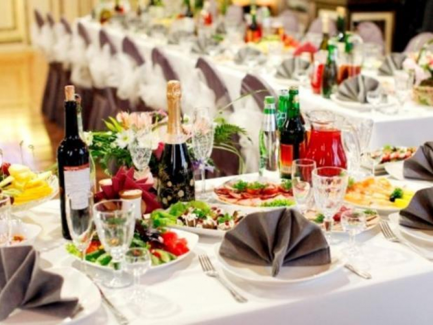 Волжанин притворился налоговым инспектором ради банкета