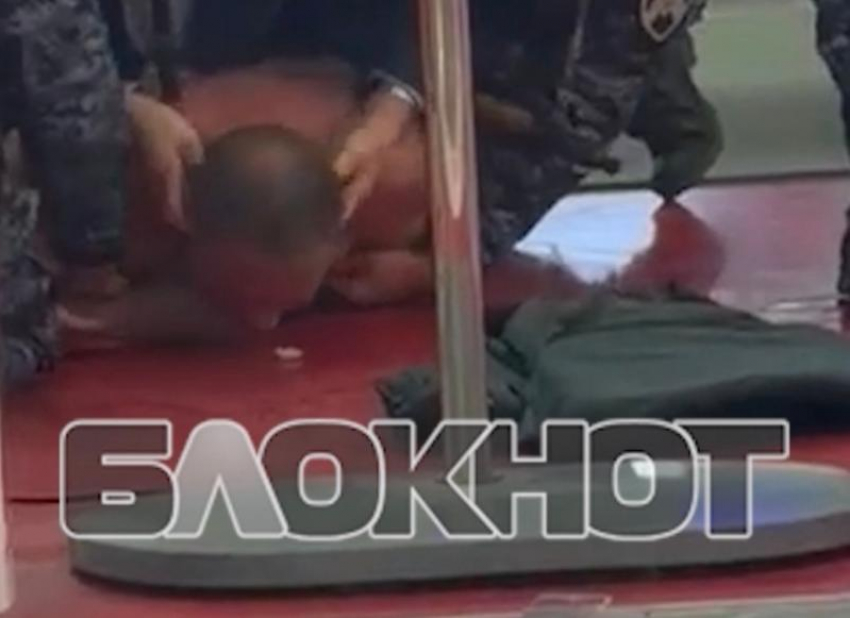 В Волжском задержали голого дебошира, устроившего погром в магазине: видео