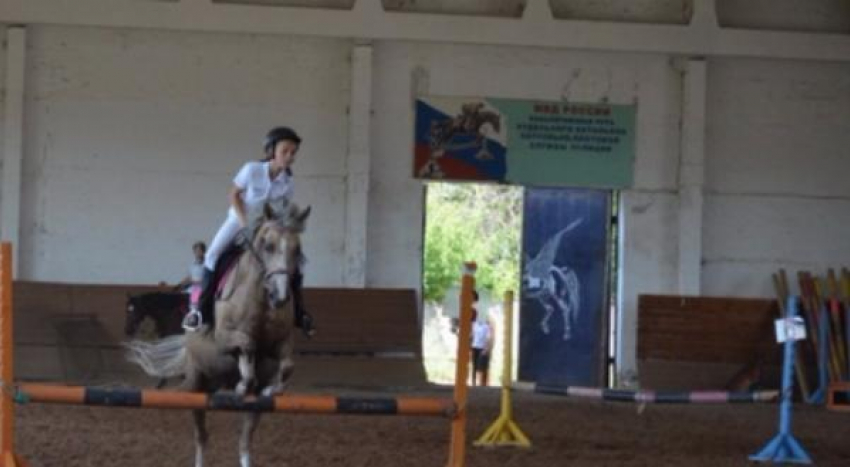 В Волжском конном клубе «Кентавр» состоялось занятие для «особенных» детей