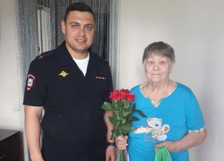 Из Казахстана в Волжский: сотрудники полиции помогли пенсионерке получить вид на жительство