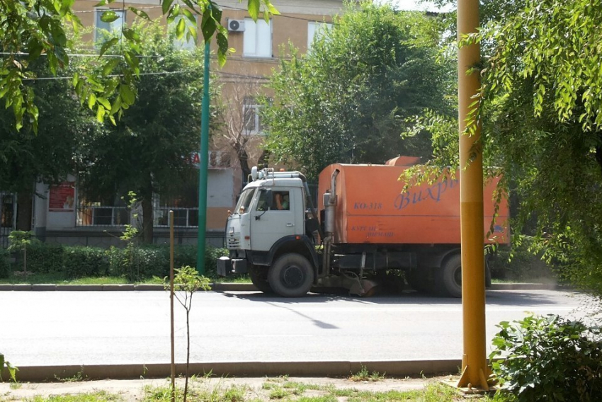 В Волжском чистят улицы «Вихрем"