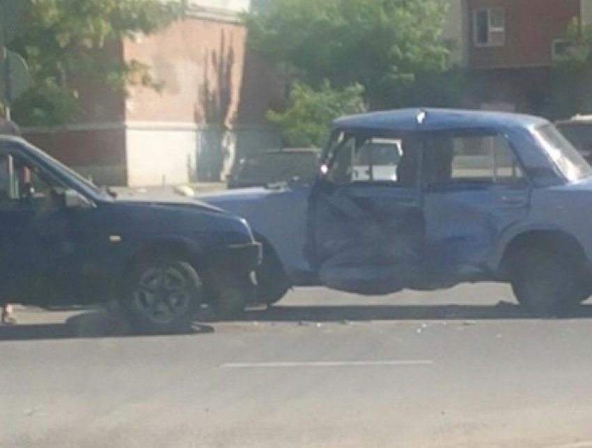 В Волжском на перекрестке разбились вдребезги две отечественные «легковушки"