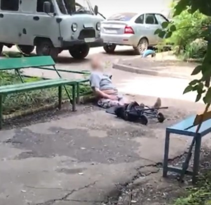 Мужчина умер у собственного подъезда в Волжском: видео