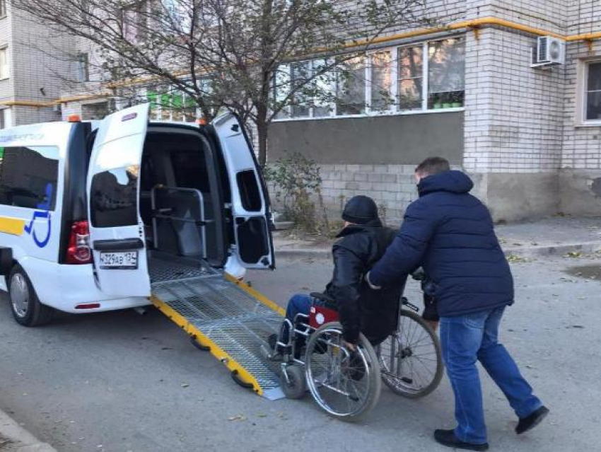 В Волжском действует служба «социального такси» для людей с ограниченными возможностями