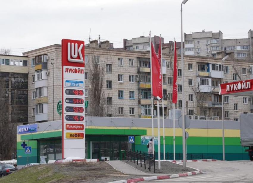 Цена на бензин резко повысилась в Волгоградской области