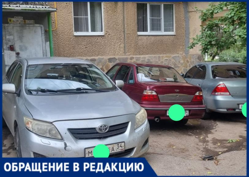 Автохамы закрывают вход в подъезд во дворе Волжского