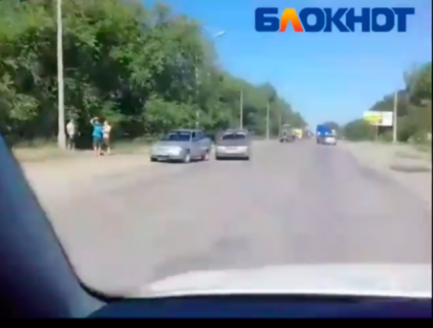 Две отечественные легковушки столкнулись на Пушкина в Волжском