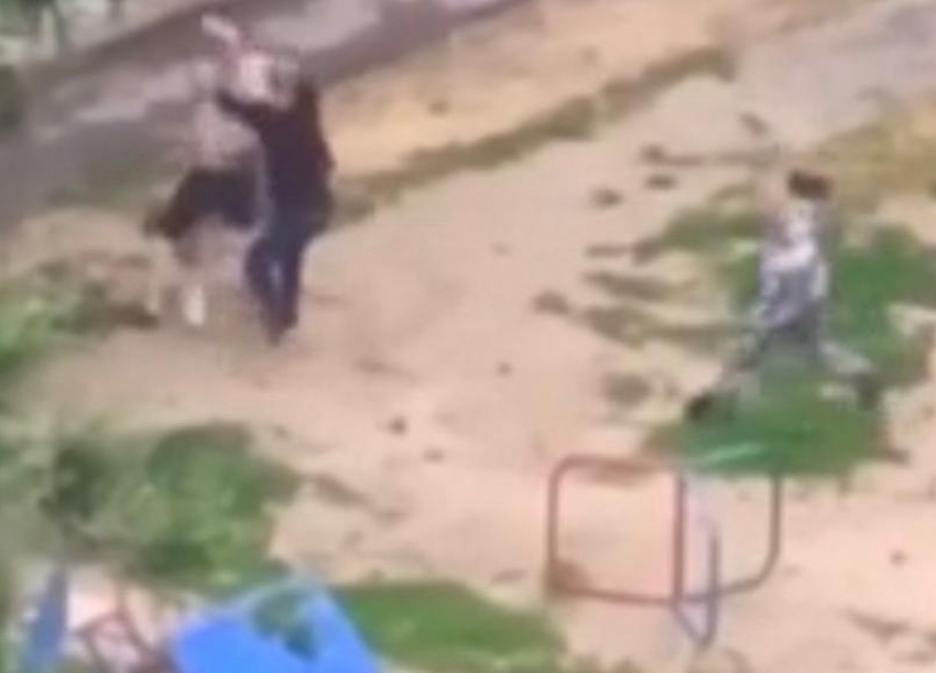 В Волжском конфликт во дворе попал на видео