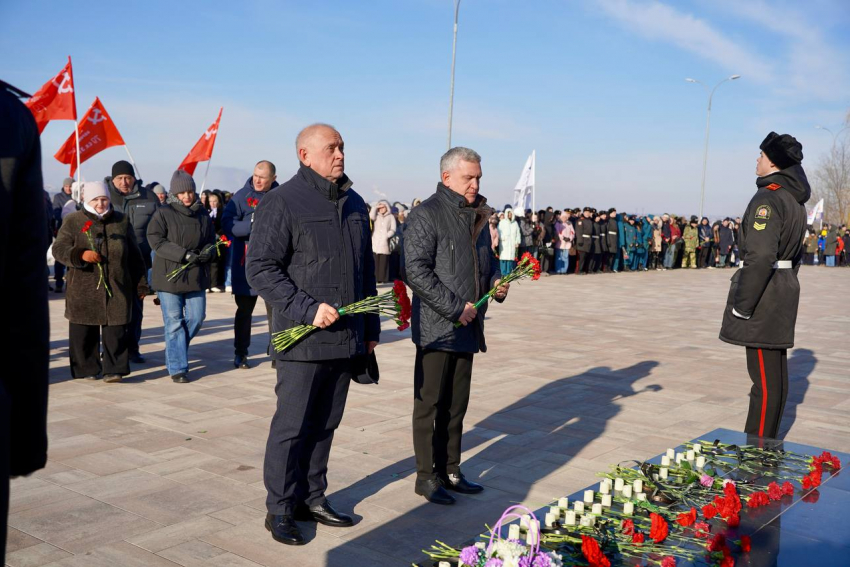 Глава Волжского почтил память защитников Сталинграда в годовщину Победы