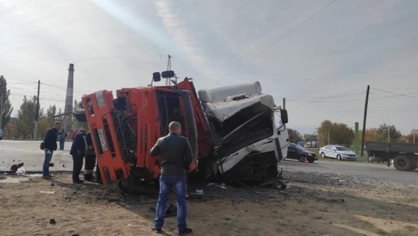 Страшная авария с 2 грузовиками в Волжском попала на фото: молодой водитель сильно пострадал