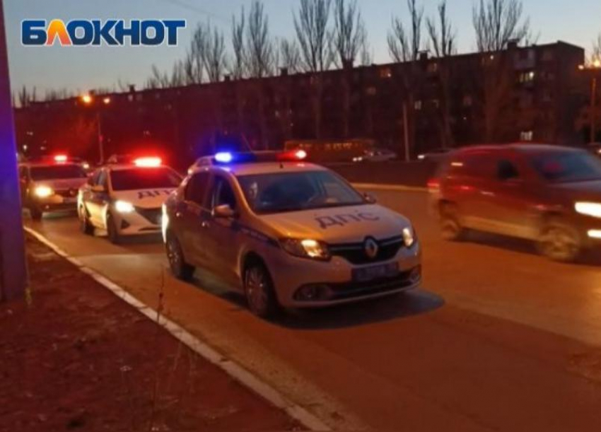 Видео смертельной аварии в Волжском: машина отлетела на середину кольца