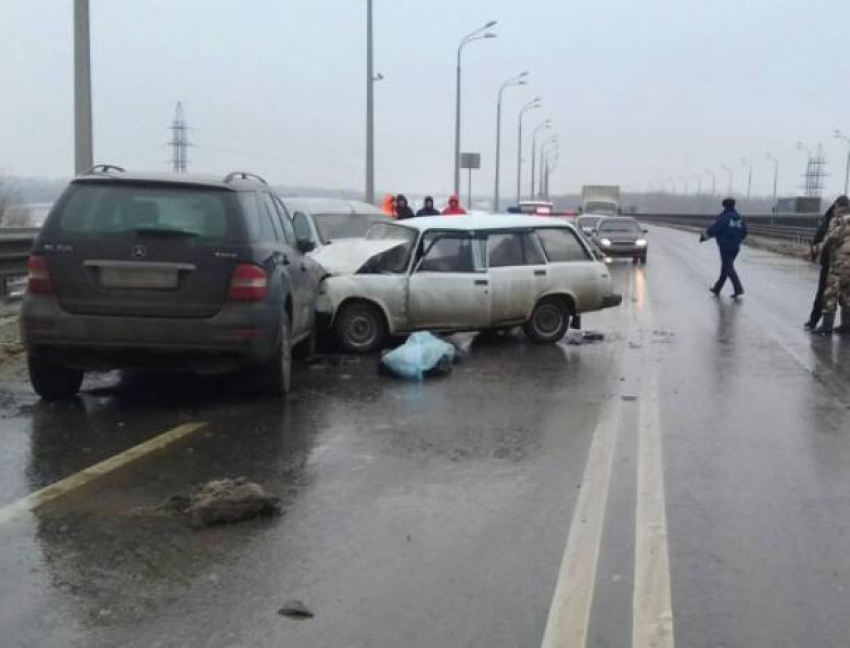 Массовое ДТП на «танцующем» мосту под Волжским унесло жизнь одного из водителей