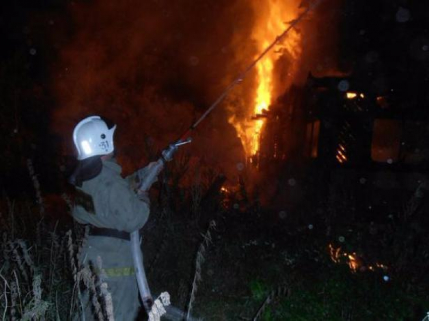 Пожилой курильщик погиб в пожаре на собственной даче в Волжском