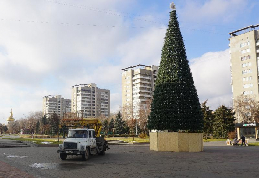 Новогодняя ель появилась на главной площади в Волжском