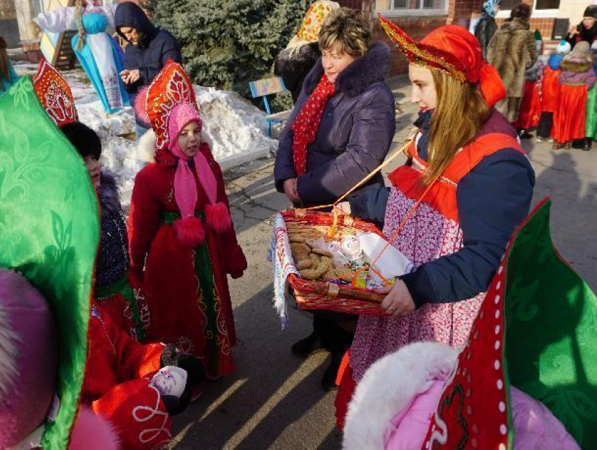 Сказочную Масленицу со скоморохами встретили в Волжском детском доме